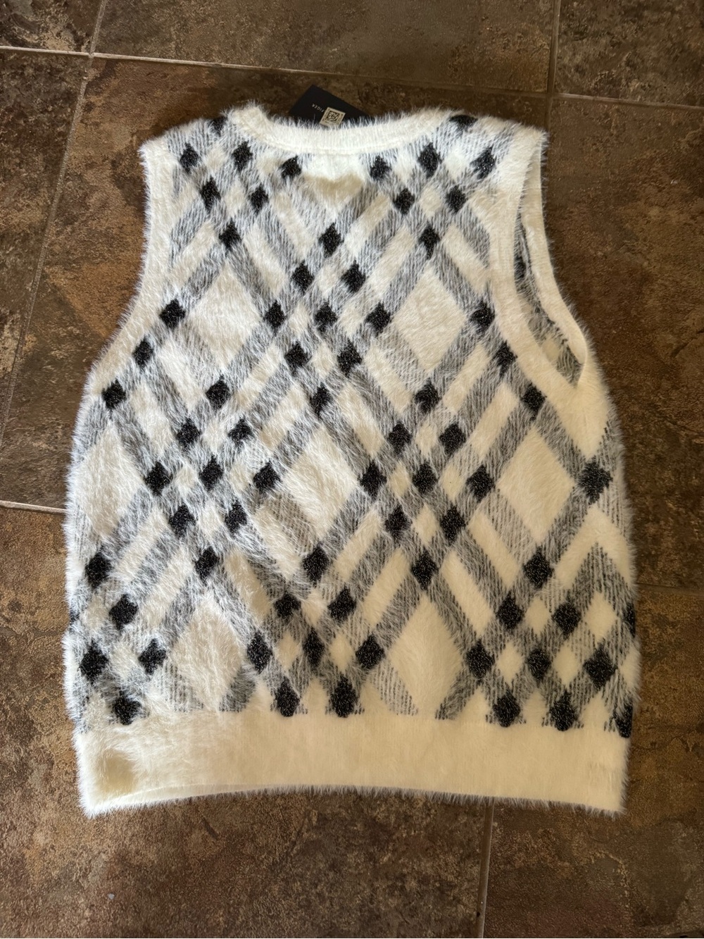 NWT Tommy Hilfiger White Black & Gold Fuzzy Argyle Sweater Vest Size Medium - Picture 6 of 7